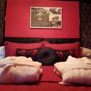 Cadillac Kustomz Hotel - Breakfast Available